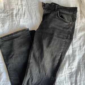 Svarta Jeans - Svarta Bootcut Jeans från Zara i bra skick! 