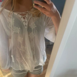 Sommar blus - Vit och luftig blus från lindex med brodyr. Jättefina detaljer som knytningen och tofsarna på snörena. Rensar min sommargarderob, kolla profilen för mer varor! ☀️💕