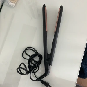 Värmeverktyg - Värmeverktyg från Remington andvänd fåtal gånger, säljer pga att den inte används. Nypris hitta jag för ungefär 300 - 400. Det går även att ta ihop den ifall att den tar för mycket plats, pris kan diskuteras🩵