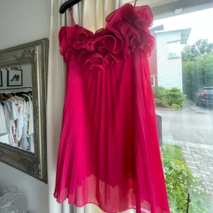 Klänning  - Somrig trendig klänning från zara med volanger upptill så fin. Aldrig använd  