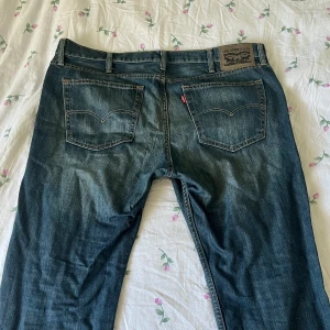 Levi’s jeans - Raka Levi’s jeans i storlek 38/30 vilket motsvarar ungefär en storlek L-XL.  Midjemåttet tvärsöver är 49cm (ca 98cm runtom) och innerbenslängden är 75cm långt.