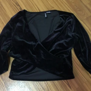 Magtröja från HM - Bra skick, Storlek M, Fin till utekvällar. Den är ganska varm och materialet är skönt.