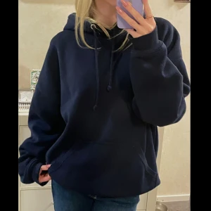 bikbok hoodie - marinblå hoodie från bikbok i storlek M. säljer då den är lite för stor för mig. inga defekter💙