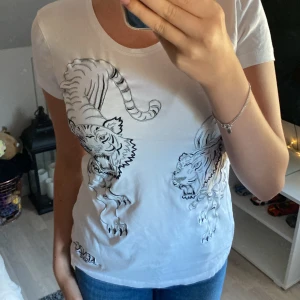 Kenzo T shirt - Jättecool men inte min stil, tunt material och lite genomskinlig . Har en liten grå fläck på axeln