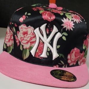Snapback - I bra skick, justerbar storlek. 
