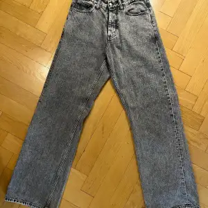 Supersnygga Criss jeans från Hope i mycket gott skick.  Säljer då de tyvärr används för lite.  Storlek: 28 - Loose fit - Made in Portugal - 100% certified organic cotton