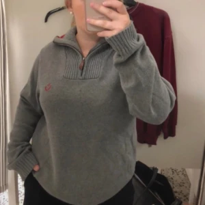 Vintage sweatshirt  - Säljer denna vintage sweatshirt i grå o röd!💓