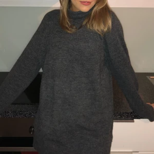 Poloklänning i stickat - Sååå mysig och fin!! Poloklänning i varmt mysigt tyg. Funkar perfekt som klänning, så fin med tights + höga boots 😍