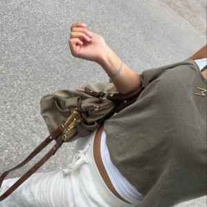 Grön zara topp - Snyggaste toppen från zara!! Nyskick🌟första bilden är lånad och liknar den jag säljer