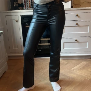 Skinnbyxor - Skinnbyxor i storlek xs från zara, bra skick🖤🖤