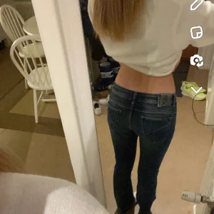 Lowwaist jeans - Mörkare blå jeans från Garcia jeans modell- Rachelle , dom är typ lite bootcut och det är modellen men samtidigt rak kan inte bestämma mig haha! Precis hellånga på mig som är 168!