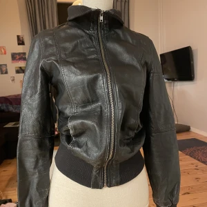 Bikerjacka  - Bikerjacka ! Lite slitningar i ärmen men syns ej på håll! 