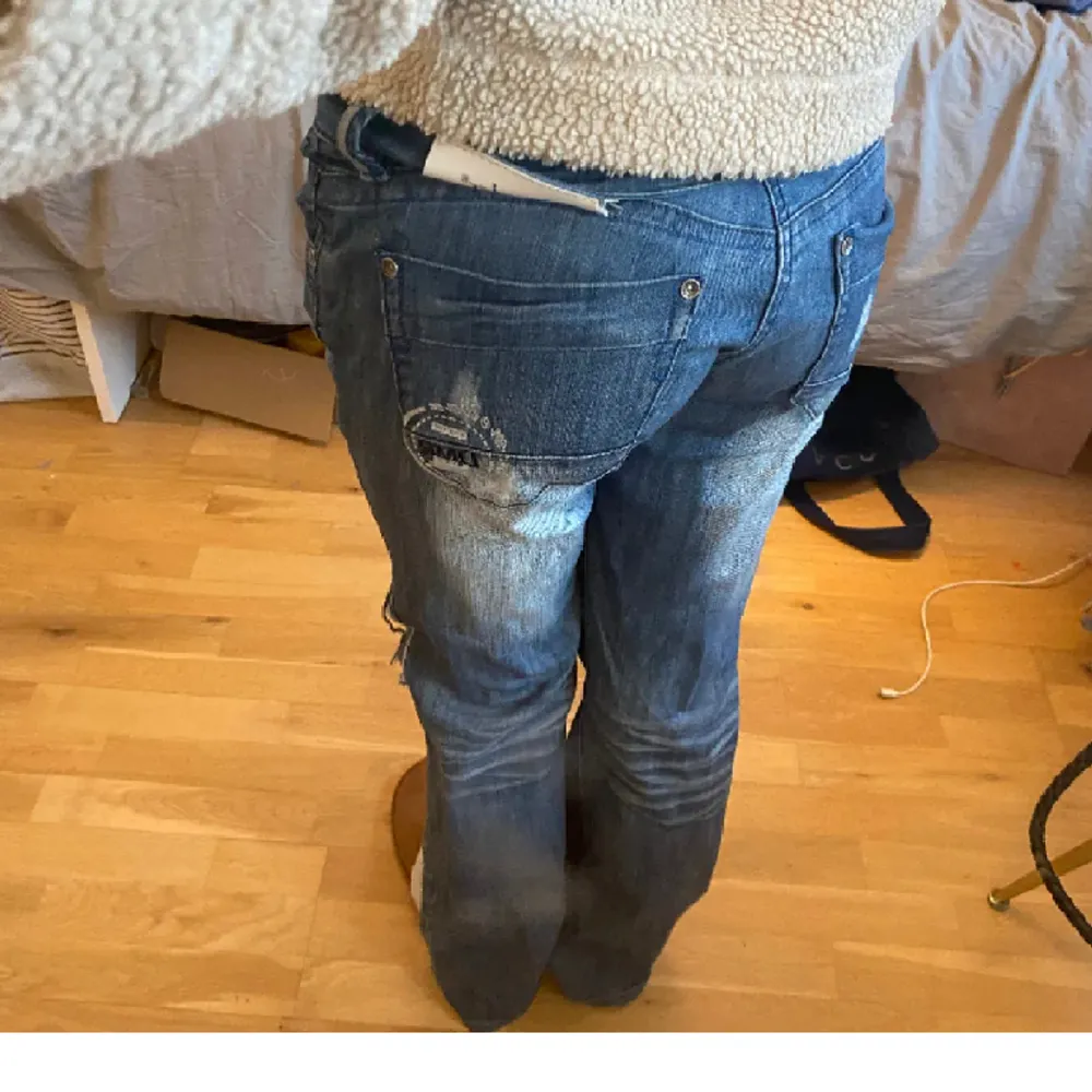 Säljer dessa skit snygga lågmidjade bootcut jeansen då de tyvärr var alldeles för stora, midjemåttet rätt över-35cm och Innerbenslängden-78cm tveka inte på att ställa frågor🥰. Jeans & Byxor.