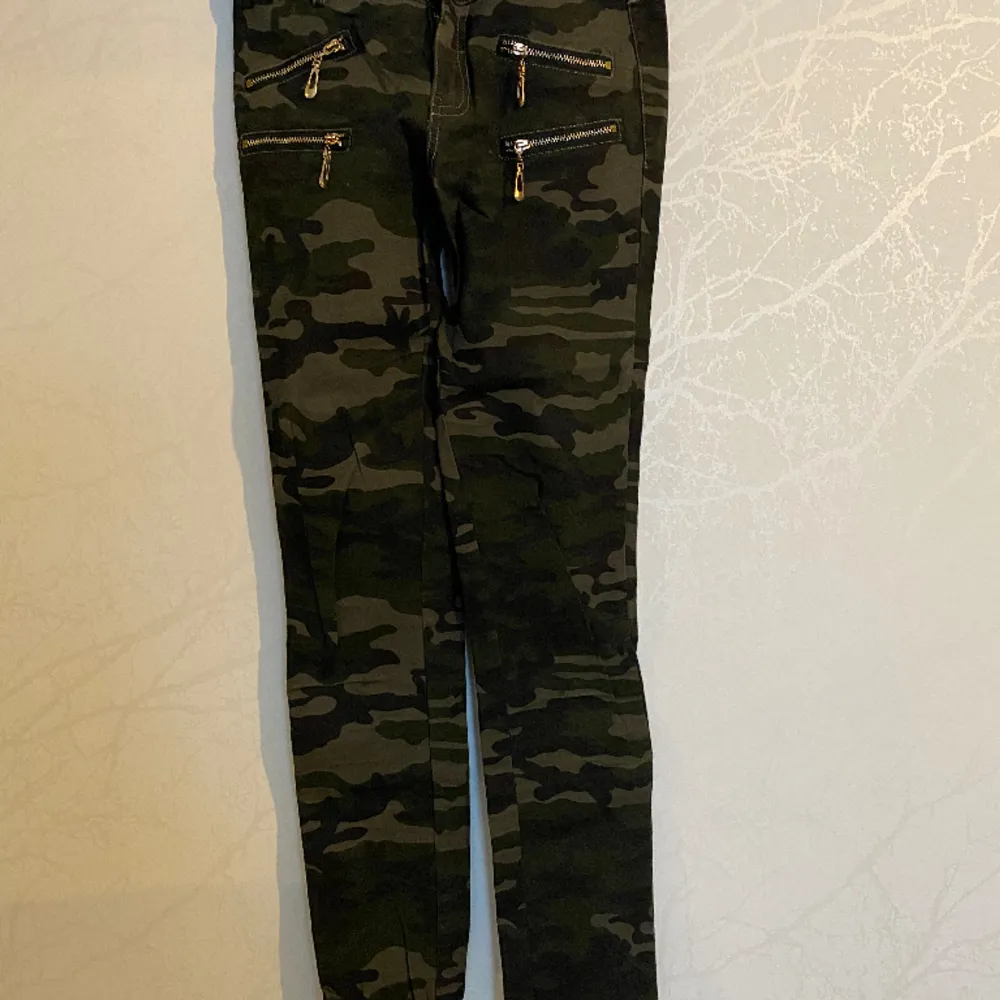 Militärmönstrade byxor. Tror jag köpte dem på Missäy i Göteborg. Strl XXS men är mer som XS. . Jeans & Byxor.