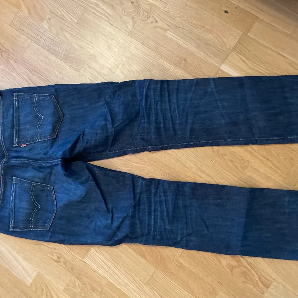 Ett år skit fräscha Levis 511 aldrig använda bara legat i min garderob sitter perfekt på benen skick 8/10 . Jeans & Byxor.
