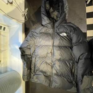 Jag säljer min North face jacka för jag har fått en ny. Jackan är dunder den är varm och är extremt tåligt till regn och slit skador.Nypris cirka 1500kr 