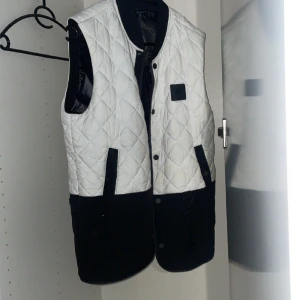 Moose knuckles väst - Oanvänd  Nypris: 3500, Storlek: S men den passar även M, säljer den pågrund av att storleken ej passar mig 