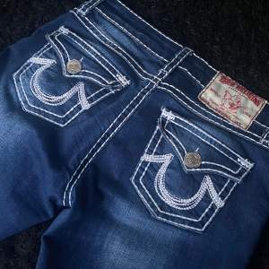 True Religion Jeans storlek w30 i mycket bra skick! Säljer då jag köpte dom på plick men dom var för små. Skriv för mått och fler bilder!🩷 PRISET KAN DISKUTERAS!!!