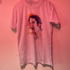 T-shirt - Ganska bra s skick men har en liten gulflek på baksidan men den syns inte så mycket.Jätte bra matrial 