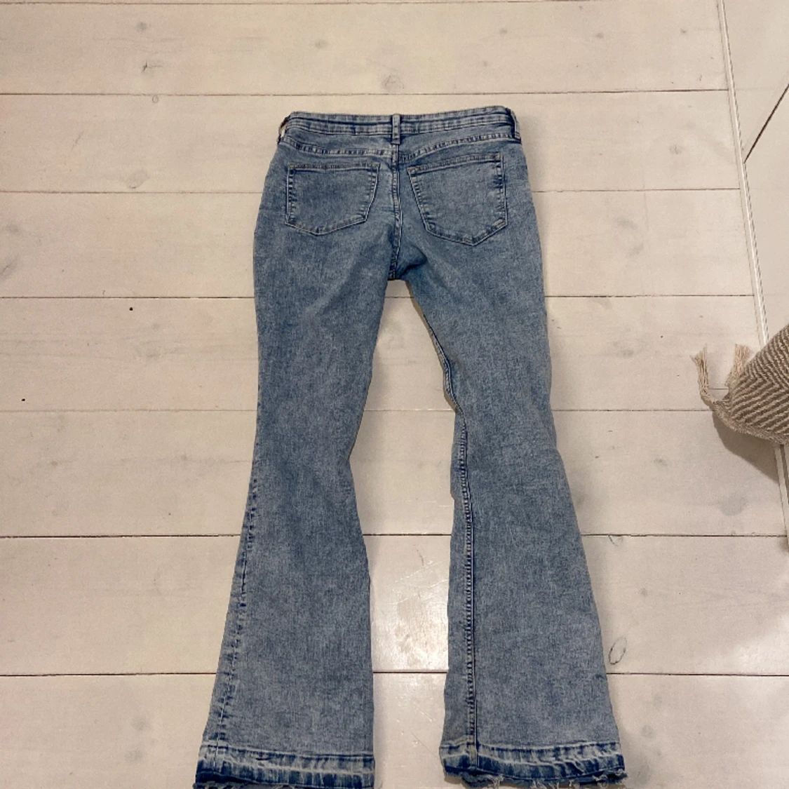 Hej💕säljer mina jätte fina low waist jeans, för att de inte passar längre och är lite för korta. Har haft de ett tag men inte använt💕 - 1