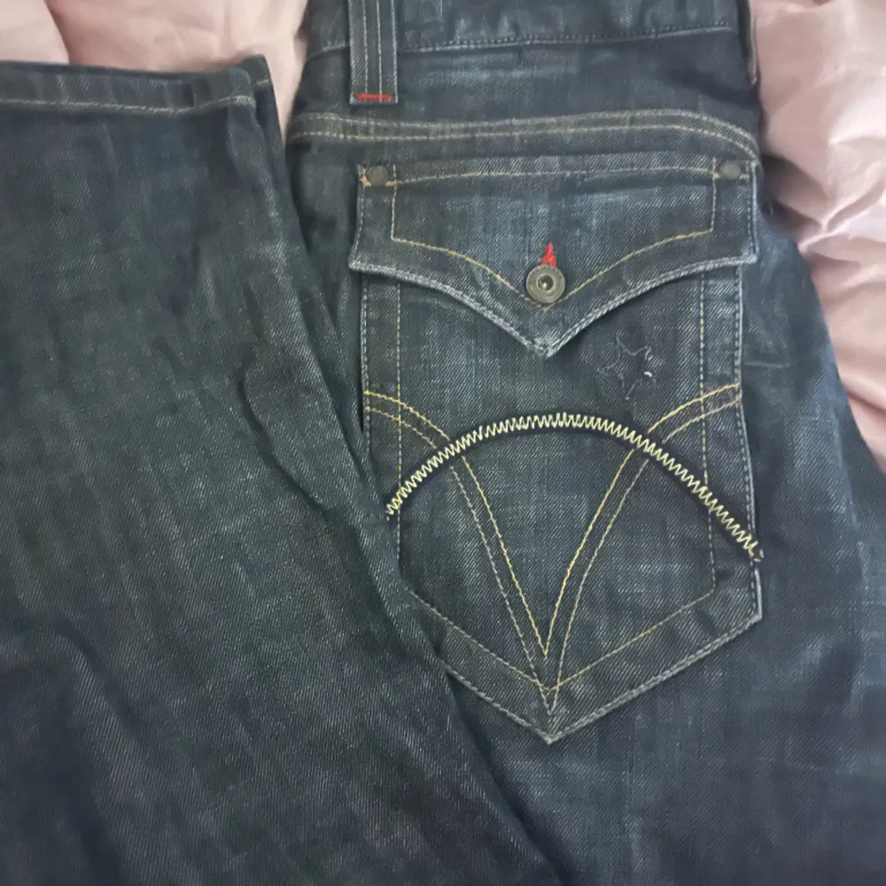 Supersnygga low waist jeans från river island💞  Innerbenslängd:79cm  Midjemått (rakt över): 41 cm ”Slouch fit” använda få gånger 💗. Jeans & Byxor.