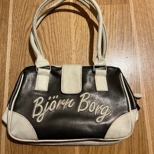Björn Borg väska  - Vintage hand/axelväska från Björn Borg Inga hål eller skador. 