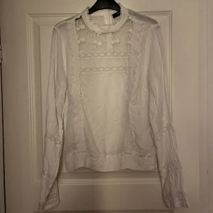 Blus - Jättesöt blus från Vila som tyvärr inte kommer till användning hos mig. Den är i storlek M men passar mig som vanligtvis har storlek S. Superbra skick och passar perfekt nu till våren.💚