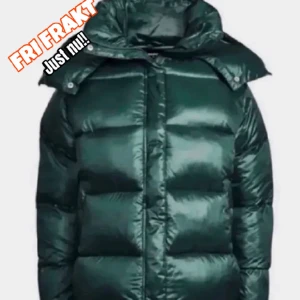 Populär Bikbok dunjacka ✨🥂💋 - Säljer min absoluta favorit jacka då jag är nu intresserad i en ny!  Den Håller dig varmt hela vinter och är i stl xs. Har använt den få tal gånger men har inga spår av skador. Tveka inte att fråga över den minsta fundering💋 FRI FRAKT !🚚