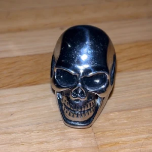 Döskalle ring - Cool silver ring döskalle. Rostar inte såvida jag vet. Använd köp nu!