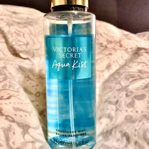 En knappt använd Victoria’s secret body mist, i doften Agua Kiss!✨💞Pris kan diskuteras✨💞