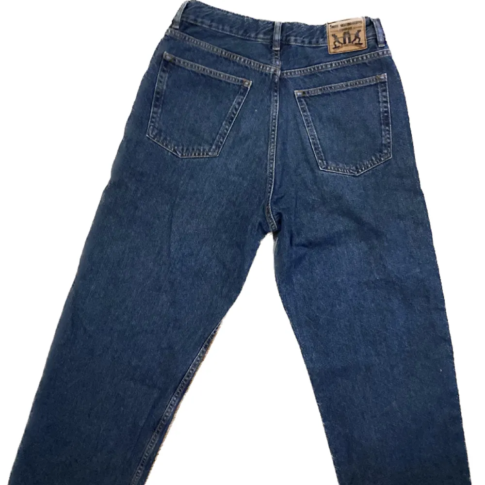 Snygga blåa jeans Baggy passform Snygg broderad text på ena fickan (kolla bild) 🙌🙌🙌 Står XS men passar S  Fint skick, varsamt använda Pris kan diskuteras ‼️. Jeans & Byxor.