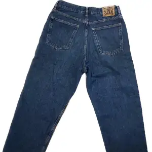 Snygga blåa jeans Baggy passform Snygg broderad text på ena fickan (kolla bild) 🙌🙌🙌 Står XS men passar S  Fint skick, varsamt använda Pris kan diskuteras ‼️