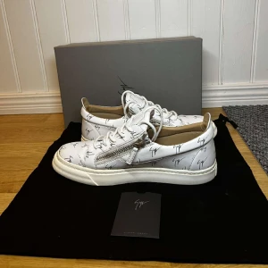 Giuseppe Zanotti skor - Säljer mina Zanottis skor då jag ej använder de längre. Box ingår och skicket är 8/10. Nypris 6000. Tveka inte på att skriva vid frågor och funderingar!