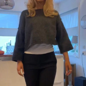 Stickad tröja  - Jätte fin. Aldrig använd så helt i nyskick🤍