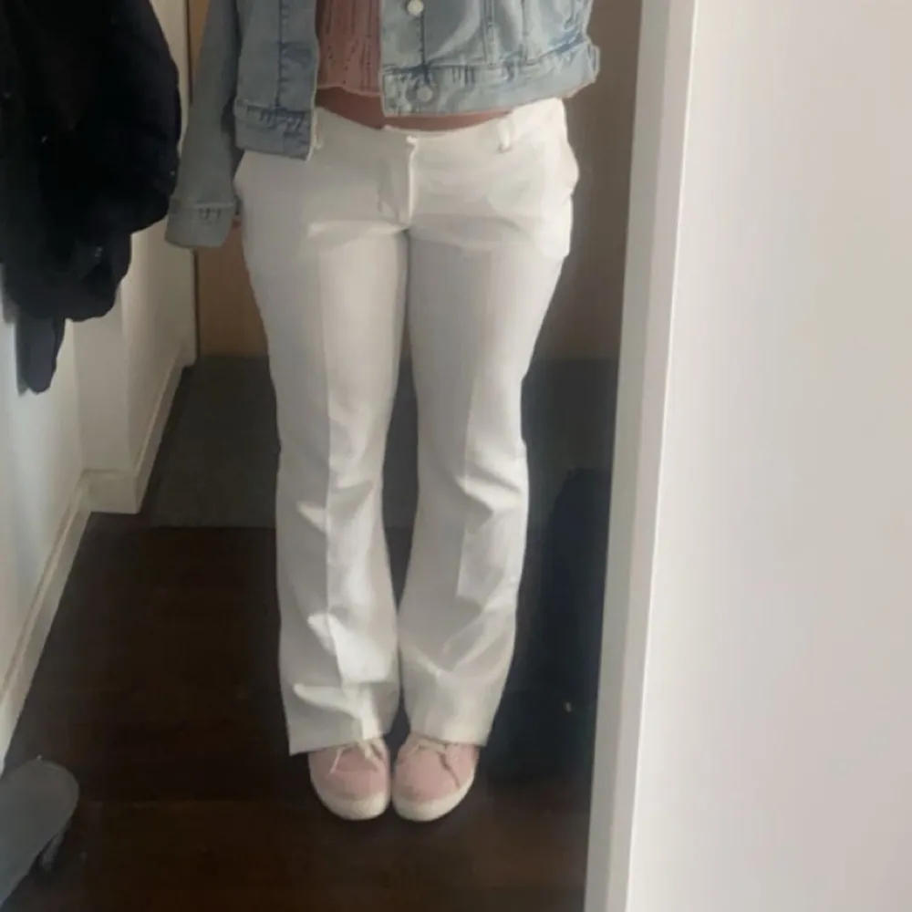 Jätte fina vita kostymbyxor bara använda några gånger💞. Jeans & Byxor.