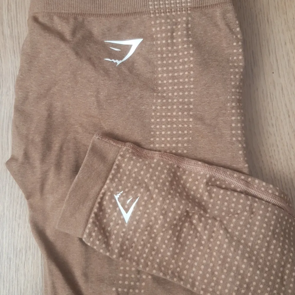 Ett par ljusbruna/beiga tights från Gymshark🦈 Normal benlängd, nyskick! 200kr +58kr frakt (spårbart med postnord) 📦. Övrigt.