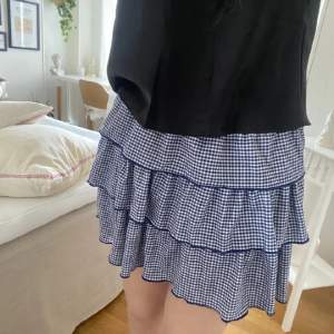 Såå fin rutig kjol som är perfekt till sommaren 🤩😍 tryck på köp nu!