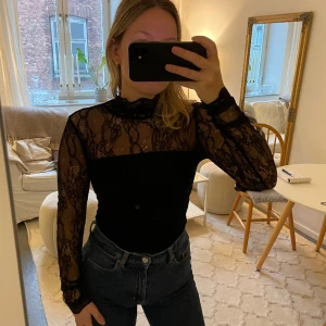 Spetsbody från DAY Birger et Mikkelsen - Så snygg body i spets från DAY by Birger Et Mikkelsen🖤 Kolla gärna mina andra annonser, ger gärna paketpris och samfraktar!