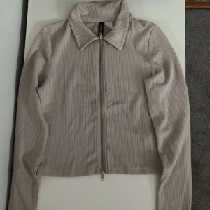 Långärmad topp från H&M - Snygg långärmad topp med dragkedja! Passar till allting, knappt använd!  Strl S. 