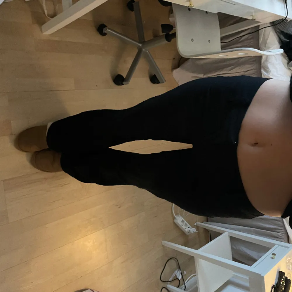 Säljer mina lågmidjade kostymbyxor i bootcut! Skriv för fler bilder . Jeans & Byxor.