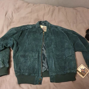 Jacka  - Säljer jacka i nyskick, fräsh och aldrig använd   St M