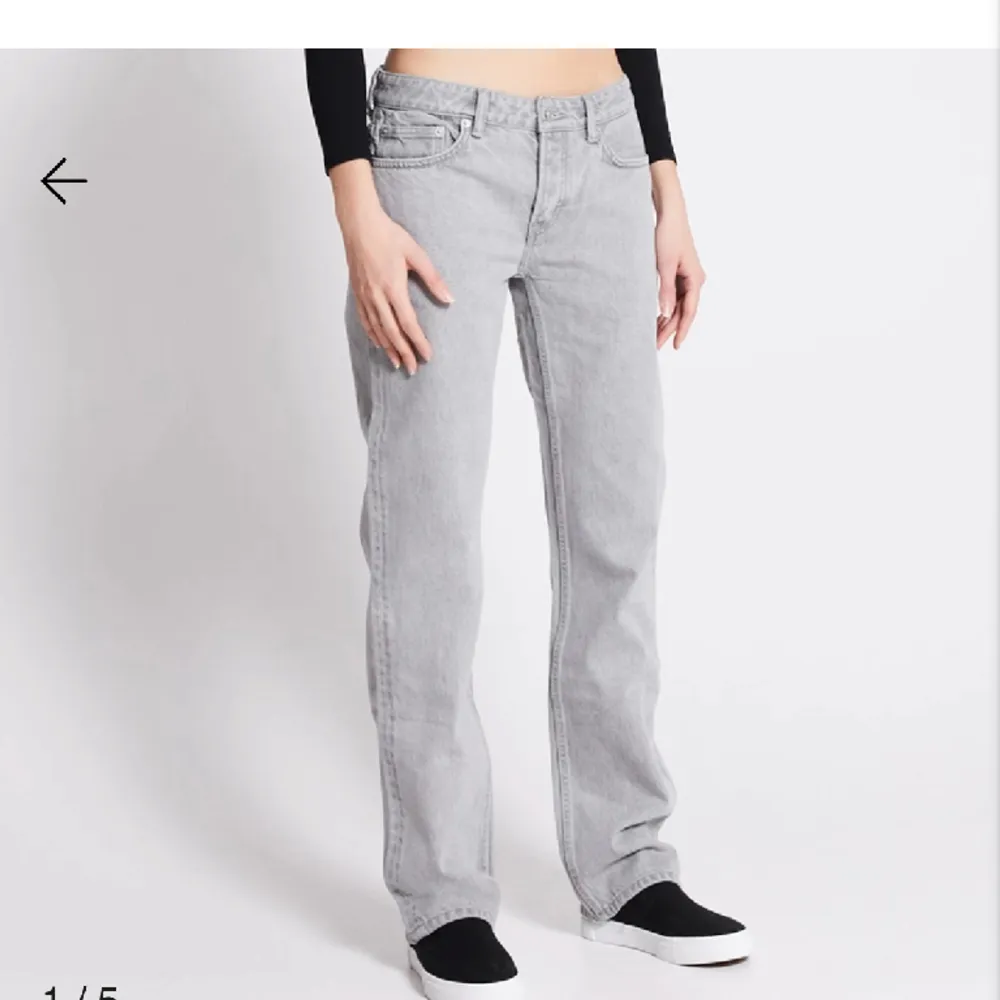 Säljer dessa lågmidjade jeans från lager 157, köpta för 400kr. Har aldrig använt dom så dom är i nyskick, skriv om du har frågor eller vill se fler bilder 💕. Jeans & Byxor.