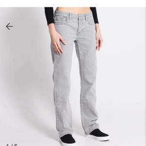 Säljer dessa lågmidjade jeans från lager 157, köpta för 400kr. Har aldrig använt dom så dom är i nyskick, skriv om du har frågor eller vill se fler bilder 💕