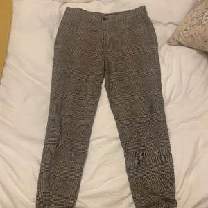 Rutiga Byxor - Tunna rutiga byxor i brun, svart och grå. Thightfit som är midwaist. 