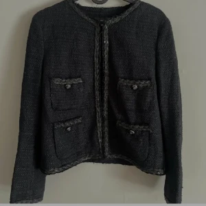 Zara kofta - säljer nu min zara kofta, använd en gång på julafton, storlek M men är absolut som en S, supersöt me fyra fickor fram och ett fäste vid halsen ❣️❣️