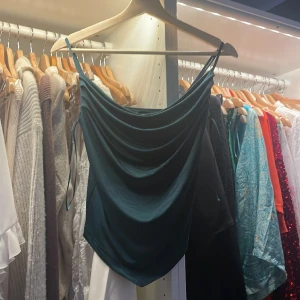 Mörk grön topp - Mörk grön topp från bikbok i storlek xs, helt oanvänd! Så fin💞