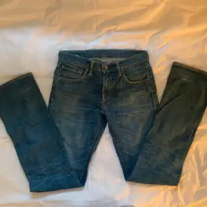 Blåa utsvängda Levis jeans. Innerbenslängden är 86 cm och midjemåttet är ca 40,5cm mätt platt. W31 och L34 står det på lappen. De är lite ljusare än på bilden. Skriv om du har fler frågor🌟