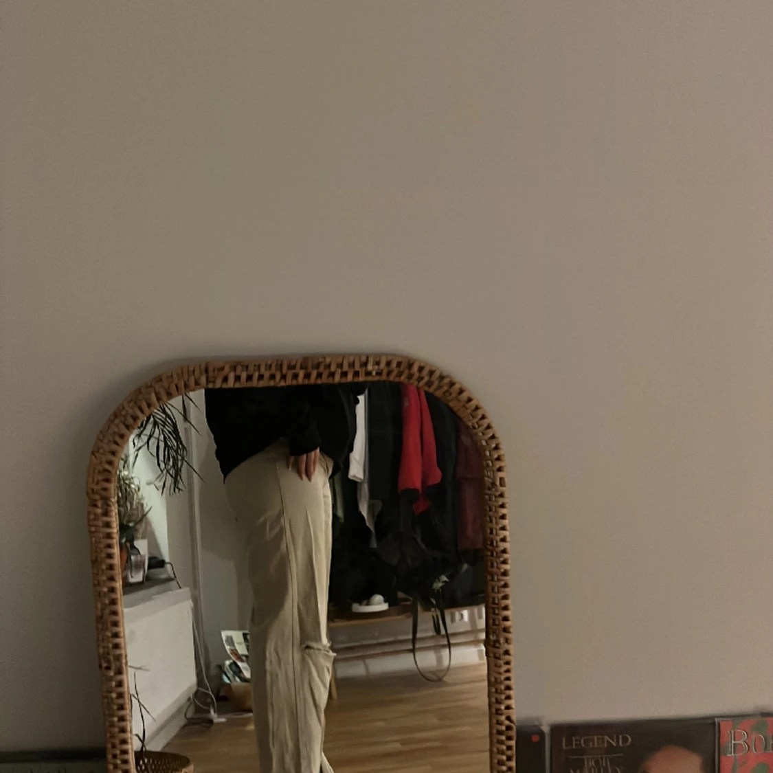 BEIGEA JEANS MED HÅL - 90