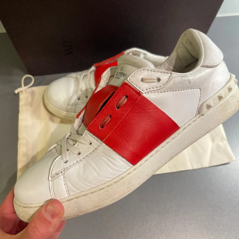 Hej! Säljer nu dessa super snygga vita valentino open skorna med en röd kontrastfärg. Storlek 41 men passar bra upp till 41,5-42. Tillkommer box, dustbag & valentino kort vid köp. Kan frakta eller mötas upp i Kungälv.. Skor.