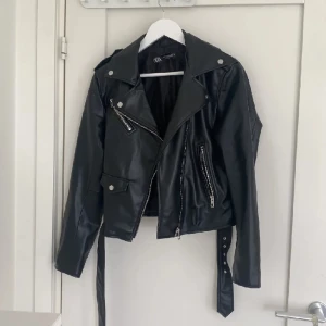 Skinnjacka Zara - LÅNADE BILDER (från tidigare ägare)!Säljer min snygga skinnjacka som är köpt på Plick. Väldigt fint skick och perfekt nu till våren😻